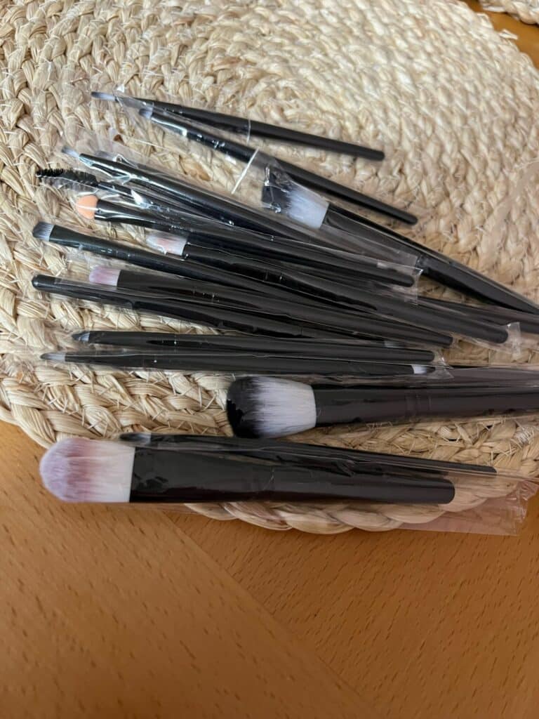 MAANGE 18 Pcs Premium Synthetic Makeup Brush photo review